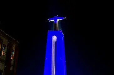 No dia 23 de março a MovSaúde iluminou o Cristo Rei de azul-marinho
